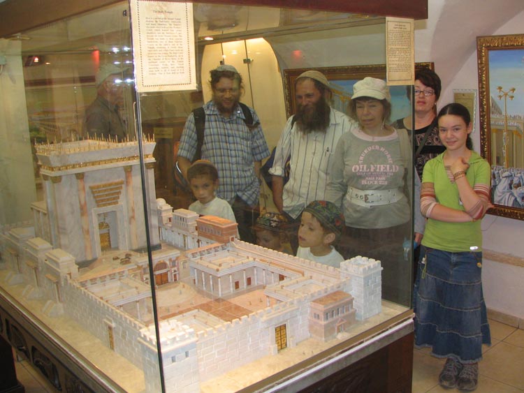 Мы подошли к большому макету Иерусалимского Храма и сердце забилось... Ведь это наше наследие! Кто ещё богат как мы?! :)