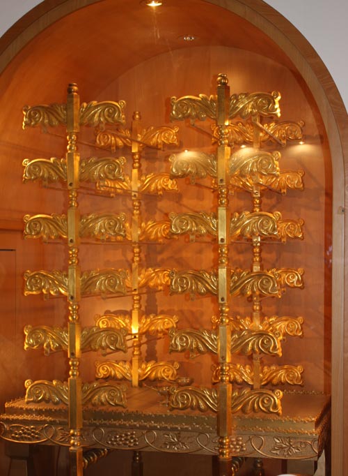 Золотой стол для жертвенных хлебов